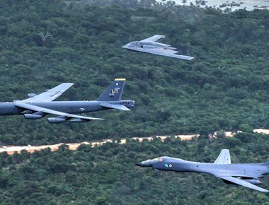 «Ιστορική πρώτη»: Και τα τρία στρατηγικά βομβαρδιστικά των ΗΠΑ ταυτόχρονα στη Ευρώπη